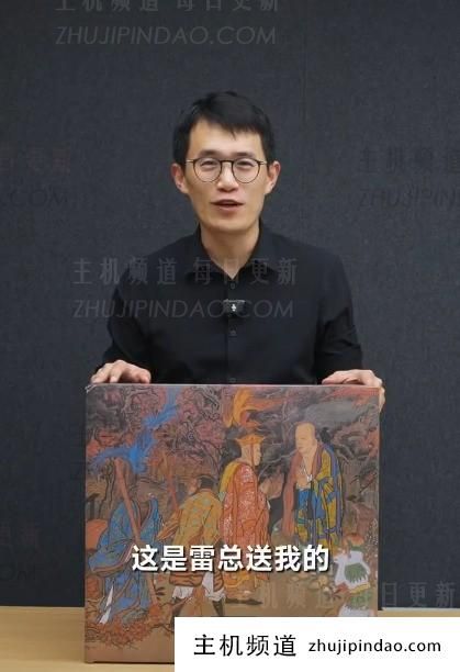 王腾打开雷军赠送给他的盒装版《黑神话:悟空》(黑神话:悟空已上映)-主机频道